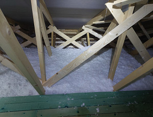 Zateplení stropu dřevostavby pomocí foukané izolace